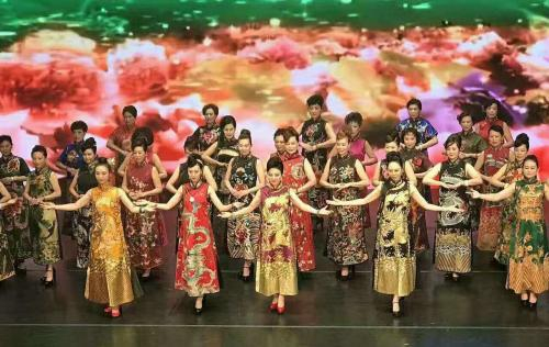首届全球华人旗袍春晚。图片来源：《日本新华侨报》
