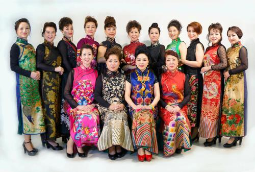 奥萨卓玛（前排左三）与中国旗袍日本总会主要成员。图片来源：《日本新华侨报》