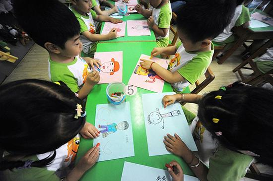 按照《3-6岁儿童学习与发展指南》，幼儿园阶段的孩子们应以游戏为主。视觉中国 资料