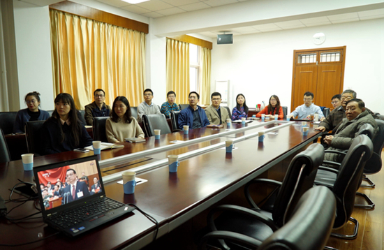 原校党委书记焦文俊、原校长王越院士与学校办党支部党员共同收看党的十九大开幕会直播