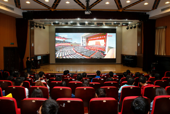 学生工作处在两校区组织四百余名学生集中收看党的十九大开幕会直播