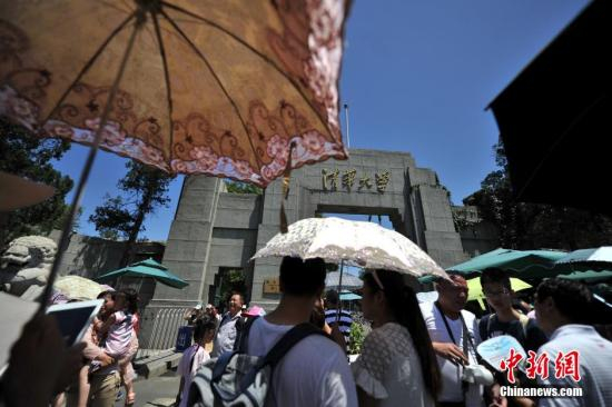 资料图：清华大学校门口