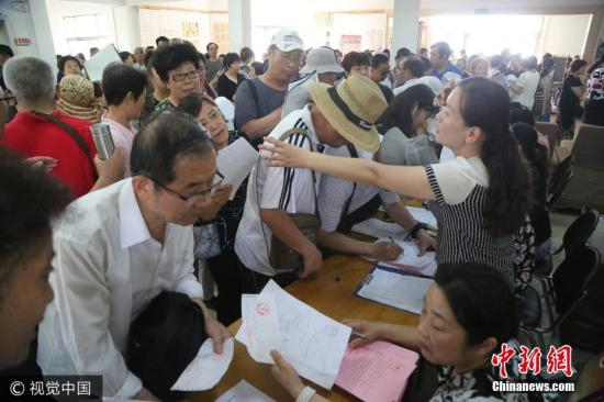 6月19日，泰安市老年大学2017级招生报名开始。图片来源：视觉中国