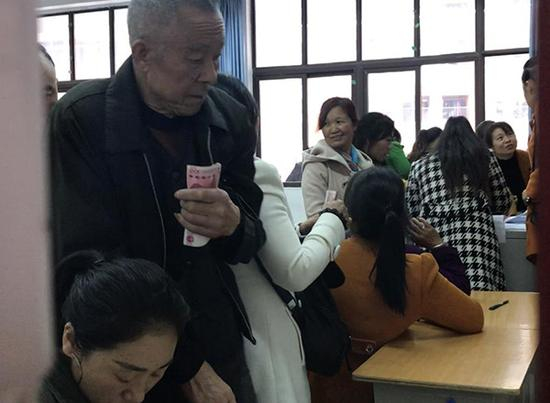 家长们正在排队交钱家长们正在排队交钱