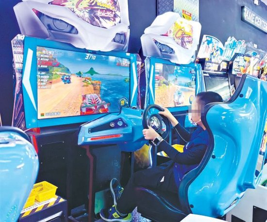 游戏厅里，孩子从刺激中获得快乐。