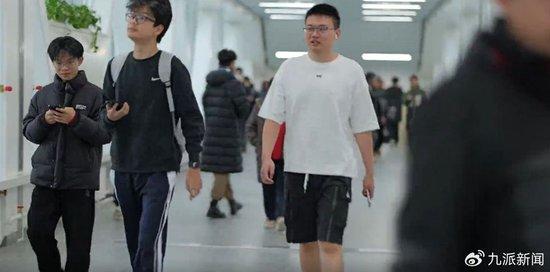 学生在暖廊中穿短袖短裤出行。图/哈尔滨工业大学