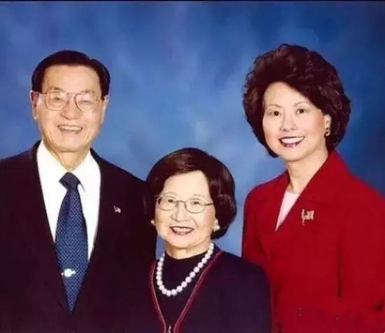 赵锡成夫妇与长女赵小兰