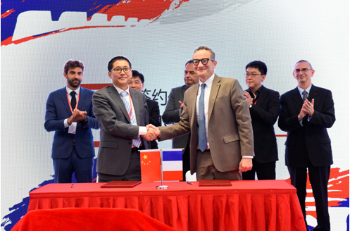 （左：中国高科集团董事长马建斌；右：法国驻华使馆文化教育参赞罗文哲）