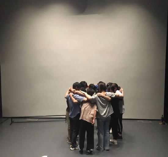 演出开始前,全体演员为彼此打气。新京报记者 石润乔 摄