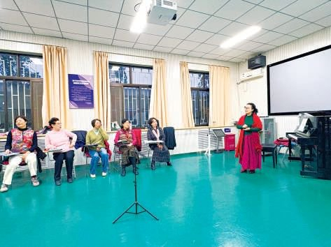 学员们正在上合唱课。本报记者朱松梅 摄