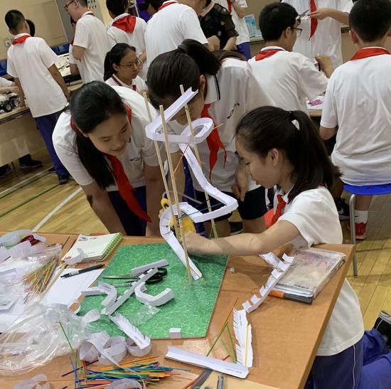 活动现场同学们为小球搭建“过山车轨道”探索结构的奥秘