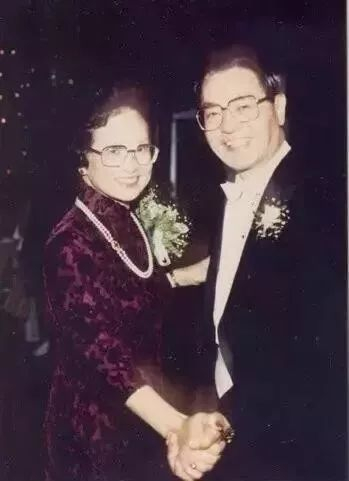 1986年10月，赵锡成夫妇参加三女儿赵小美的婚礼