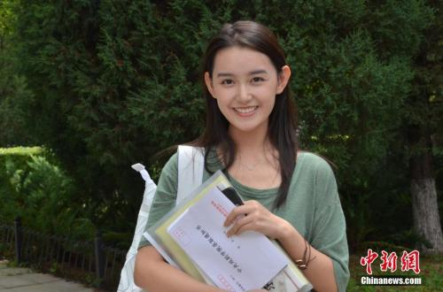 演员蒋依依当日现身中戏。中新网记者 翟璐 摄