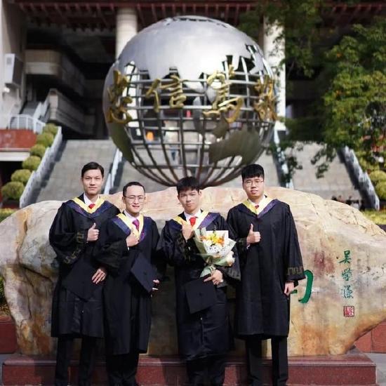 四人合照(从左到右为张汕、梁家宙、梁天炜、梁禧发)