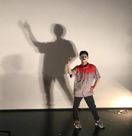徐旺仔在舞台上举起螺丝钉,进行表演。新京报记者 石润乔 摄