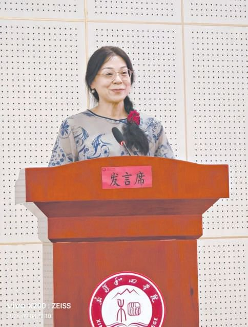 夏鹏翔在新疆和田学院银龄教师座谈会上发言。
