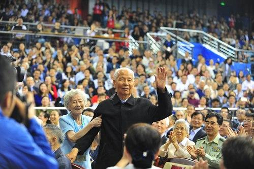 99岁北大校友李忠向全场致意 图片来源：中青网