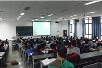 高校课堂现“蹭课狗”:听得“懂”英语 陪“同学”上下课