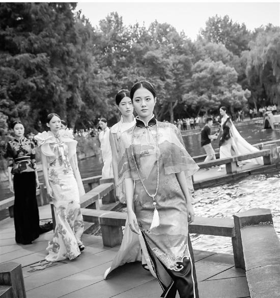 穿着旗袍的美女们亮相西湖。