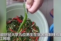 男大学生在宿舍徒手腌辣椒,网友:是个狠人!
