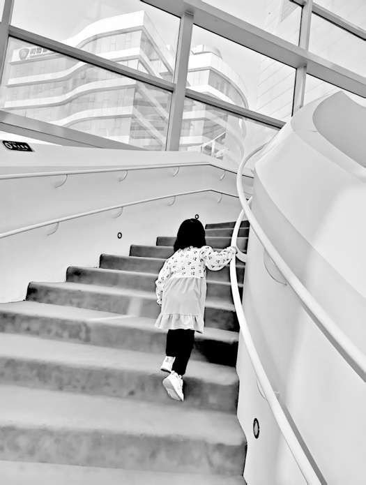 中国妇女儿童博物馆的旋转楼梯设置了儿童专用扶手。