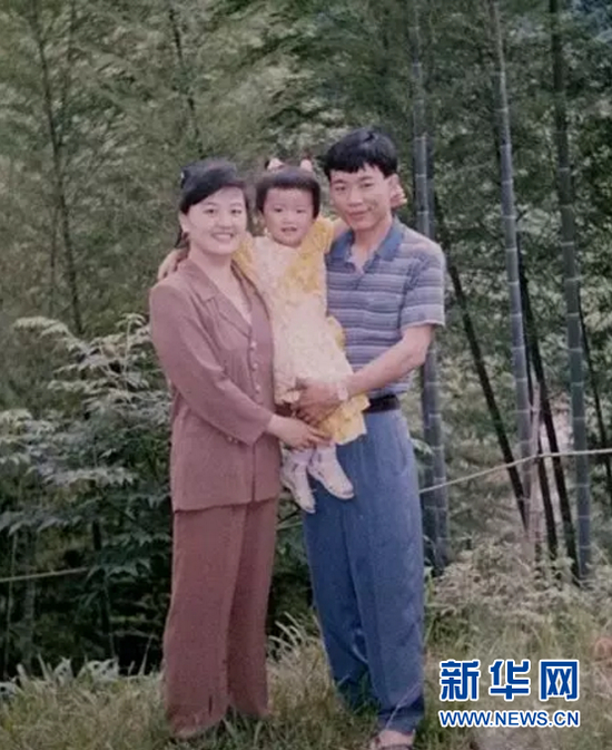 小时候的江梦南与父母在一起（资料图片）