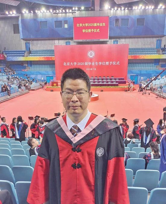 2021年，吴新锋参加北大研究生毕业典礼。　受访者供图