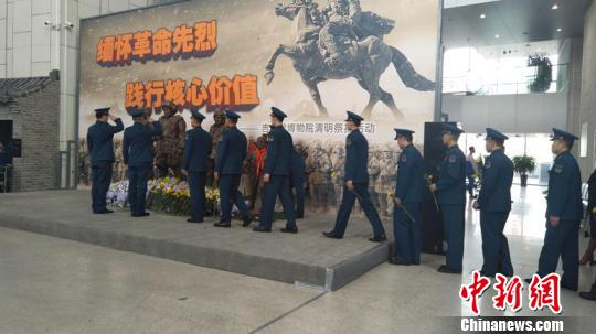空军航空大学学员为抗联英烈雕像敬献鲜花 柴家权 摄