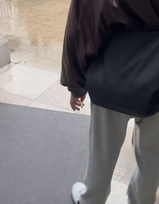 教学楼门口，于莺看到有人吸烟。