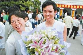 2006年高考结束,北京二中考点一位母亲为孩子送花庆祝。饶强摄