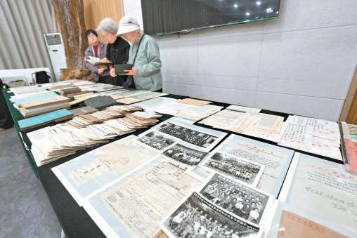 研讨会现场举办了多批重要家书的捐赠仪式。 本报记者 和冠欣摄