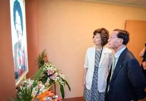 赵锡成与长女赵小兰参观上海交通大学赵朱木兰纪念馆