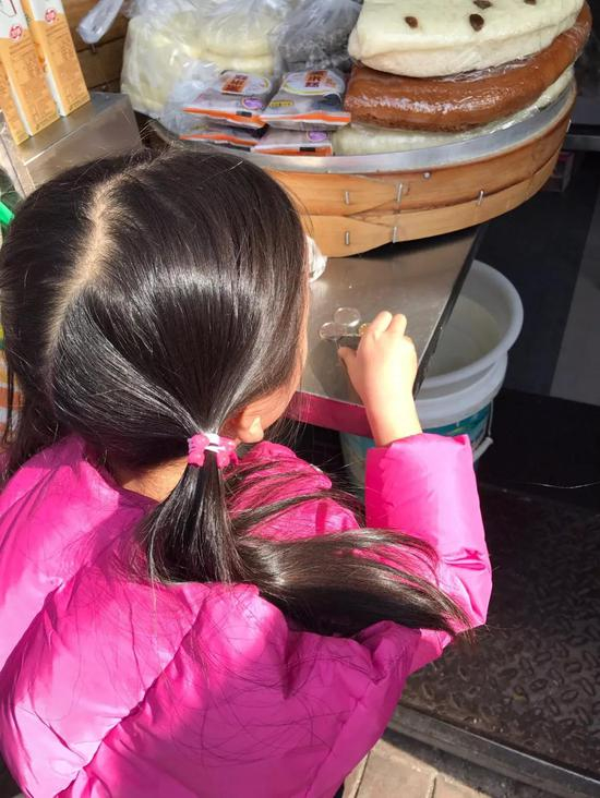 拿自己储蓄罐的零钱给妈妈买包子