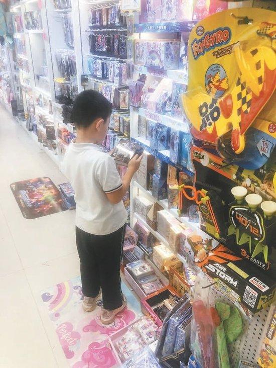 在书店、文具店里，玩具占了“半壁江山”，盲盒抽卡类玩具对儿童的吸引力很强。