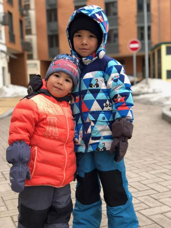 “亲切”合照的兄妹俩