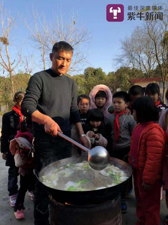 章校长给孩子们准备的菜式很丰富