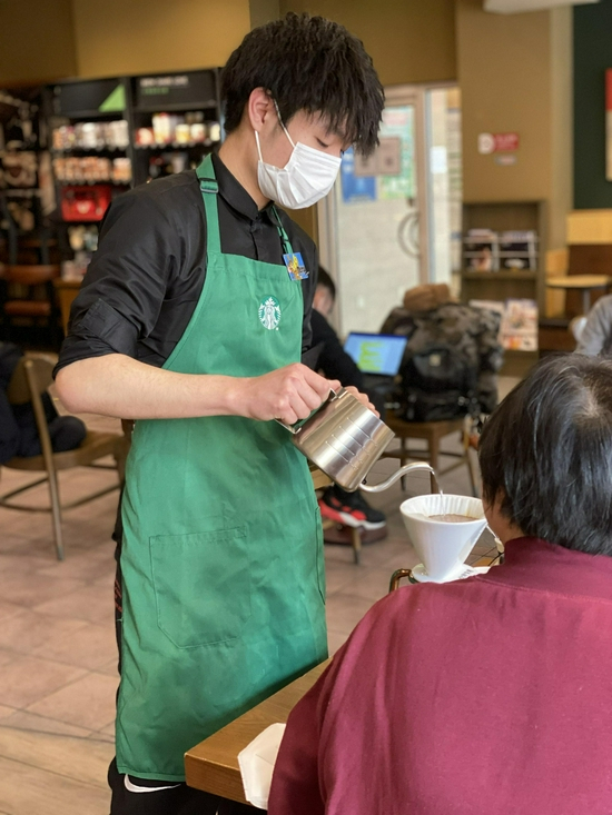 盖乐在为顾客制作手冲咖啡。受访者供图