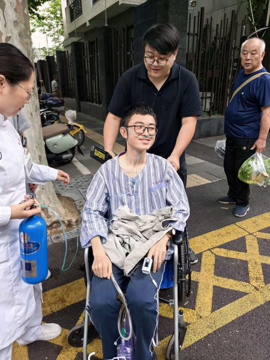 2026年6月7日，周宇谦带着气胸引流管，参加高考。澎湃新闻资料图