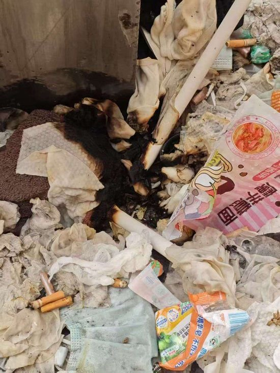 杨泽禹宿舍楼里有人抽完烟向外扔烟头，点燃过楼下平台上的杂物。