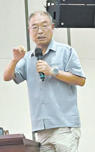 汪龙麟在伊犁师范大学举办讲座。