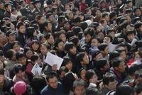 扩招十八年大学生就业十二变:择业倾向“向钱看”