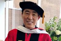 张艺谋获波士顿大学博士学位 持毕业证喜笑颜开