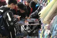 校门口文具店变“游戏厅” 提供手机诱导孩子玩游戏