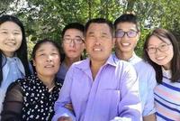 农村夫妻养猪培养出三个博士 其中两个上清华