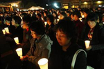 韩国高考：55万人过“独木桥” 家长举蜡烛连夜祈祷