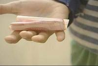 成都一小学生偷拿家长3500元去抽卡