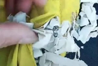 是否“黑心棉校服” 剪开查查