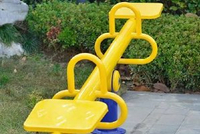 新西兰一游乐场安装无障碍跷跷板 让残疾儿童共享乐趣