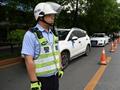 交警为求助考生带路送考
