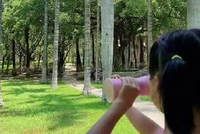 孩子玩飞行玩具误伤他人